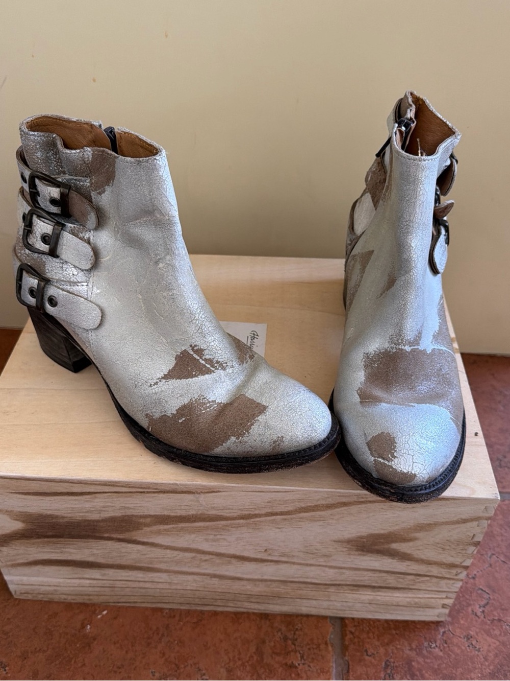 OLD Gringo Women’s Metallic Silver Ankle Boots with Buckle Accents Sz 7